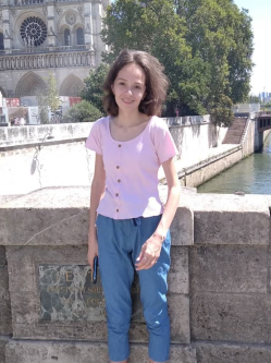 Anna, 22 �ves t�rskeres� n�, Algy�