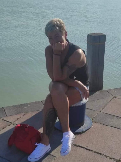 Mariann, 52 �ves t�rskeres� n�, S�rv�r