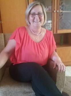 Marcsi, 67 �ves t�rskeres� n�, Mak�