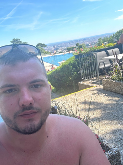Dominik, 28 �ves t�rskeres� f�rfi, B�cs