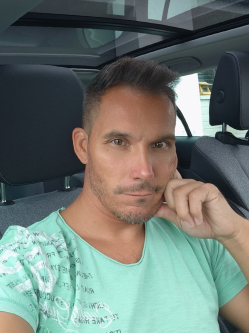 Atesz, 46 �ves t�rskeres� f�rfi, Kom�rom