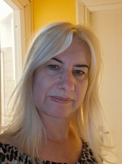 Andi, 54 �ves t�rskeres� n�, Gy�ngy�s