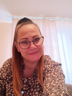 M�nika, 48 �ves t�rskeres� n�, Tatab�nya