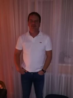 Jani, 45 �ves t�rskeres� f�rfi, T�gl�s