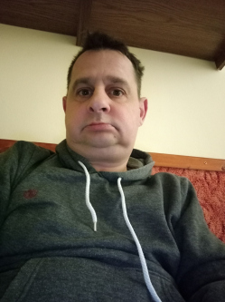 R�bert, 49 �ves t�rskeres� f�rfi, B�k�scsaba