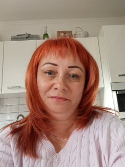 Edina, 49 �ves t�rskeres� n�, �zd