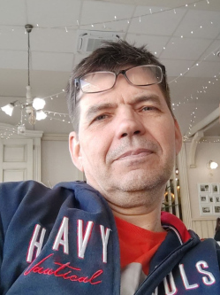 N�ndi, 54 �ves t�rskeres� f�rfi, Sz�kesfeh�rv�r