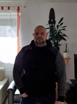 Zolt�n, 41 �ves t�rskeres� f�rfi, Baks