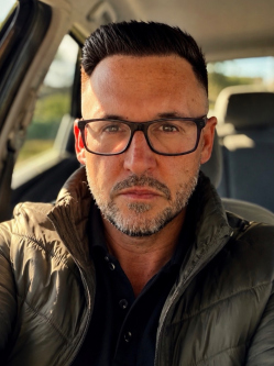 Henrik, 46 �ves t�rskeres� f�rfi, Szigethalom