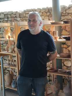 Robert, 61 �ves t�rskeres� f�rfi, Kom�rom