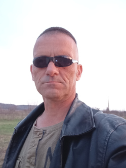 G�bor, 54 �ves t�rskeres� f�rfi, Erd�kertes