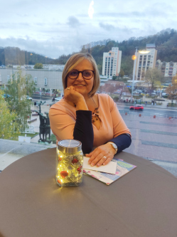 Melinda, 56 �ves t�rskeres� n�, Salg�tarj�n