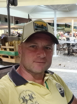 Albert, 49 �ves fony�di t�rskeres� f�rfi