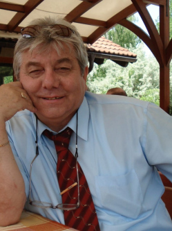 Toni, 68 �ves t�rskeres� f�rfi, Kom�rom