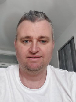 Attila, 39 �ves t�rskeres� f�rfi, K�rmend