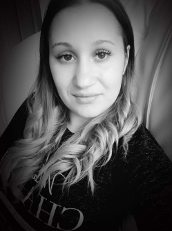 Ren�ta, 30 �ves t�rskeres� n�, Budapest