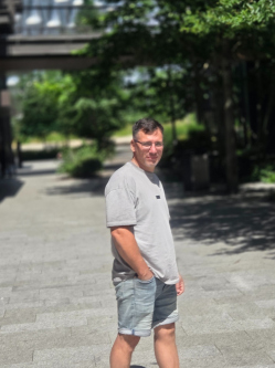 Zoli, 45 �ves t�rskeres� f�rfi, Hajd�szov�t