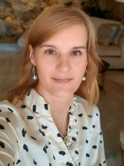 Anita, 50 �ves t�rskeres� n�, Pilisv�r�sv�r