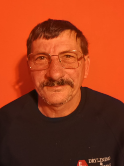Tibor, 62 �ves t�rskeres� f�rfi, J�sz�roksz�ll�s