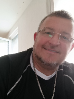 J�nos, 48 �ves t�rskeres� f�rfi, Oroszl�ny