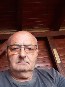 L�szl�, 73 �ves t�rskeres� f�rfi, Terem
