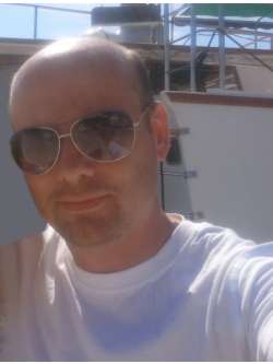 L�szl�, 51 �ves t�rskeres� f�rfi, S�rv�r