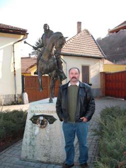 Feri, 63 �ves t�gl�si t�rskeres� f�rfi