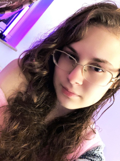 Cintia, 20 �ves t�rskeres� n�, Ajka