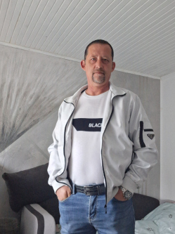 P�ter, 49 �ves t�rskeres� f�rfi, Sereg�lyes