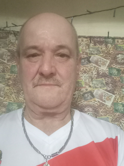 Dezs�, 63 �ves t�rskeres� f�rfi, Mak�