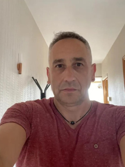 Ren�t�, 51 �ves t�rskeres� f�rfi, Eger