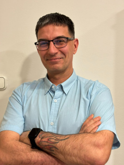Zsolt, 44 �ves t�rskeres� f�rfi, Tass