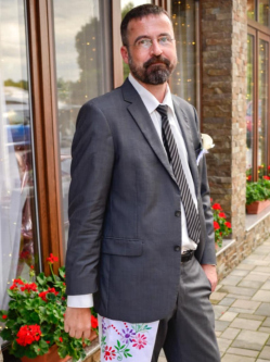 Miki, 42 �ves t�rskeres� f�rfi, Anarcs