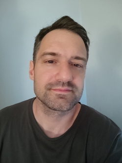 Tibi, 41 �ves t�rskeres� f�rfi, Kisv�rda