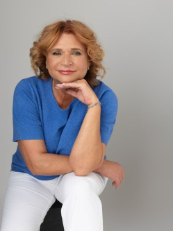 M�ria, 58 �ves t�rskeres� n�, Taksony