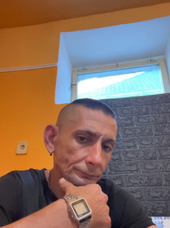 Gazsi, 49 �ves t�rskeres� f�rfi, Csurg�