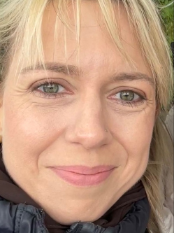Anna, 44 �ves t�rskeres� n�, Sz�kesfeh�rv�r