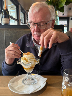 Tibor, 76 �ves t�rskeres� f�rfi, Br�sszel r�gi�