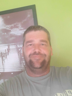 Attila, 47 �ves kom�di t�rskeres� f�rfi