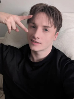 Tibor, 18 �ves t�rskeres� f�rfi, Budapest