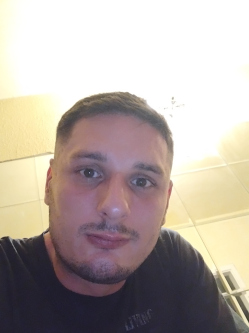 Norbert, 34 �ves t�rskeres� f�rfi, Palot�s