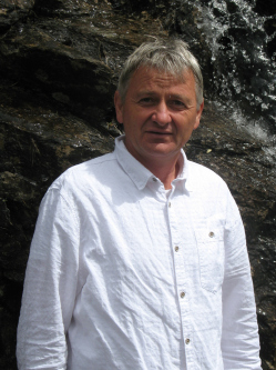 Tibor, 53 �ves t�rskeres� f�rfi, Sikl�s