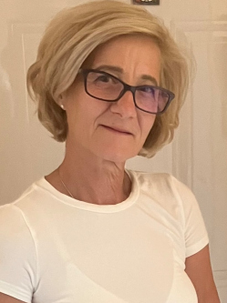 �gi, 61 �ves t�rskeres� n�, Sz�kesfeh�rv�r