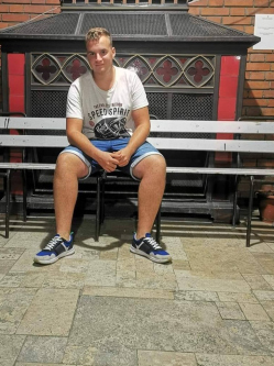 Patrik, 25 �ves t�rskeres� f�rfi, Gy�r