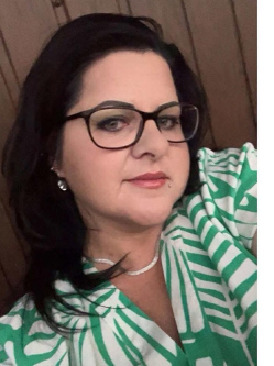 Adrienn, 42 �ves t�rskeres� n�, �jszilv�s