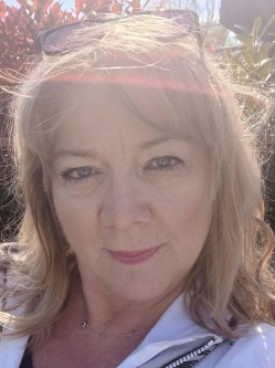 Szilvia, 60 �ves t�rskeres� n�, Balatonalm�di