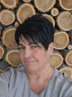 Hugolna, 57 �ves t�rskeres� n�, Szell�