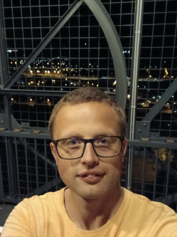 Dominik, 31 �ves t�rskeres� f�rfi, Dorog