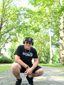 Viktor, 40 �ves t�rskeres� f�rfi, Gyarmat
