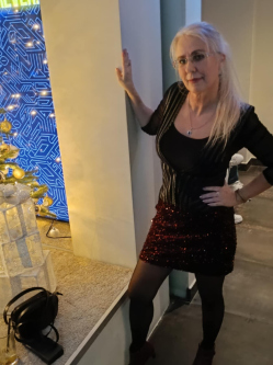 T�nde, 54 �ves t�rskeres� n�, Nagyk�ta